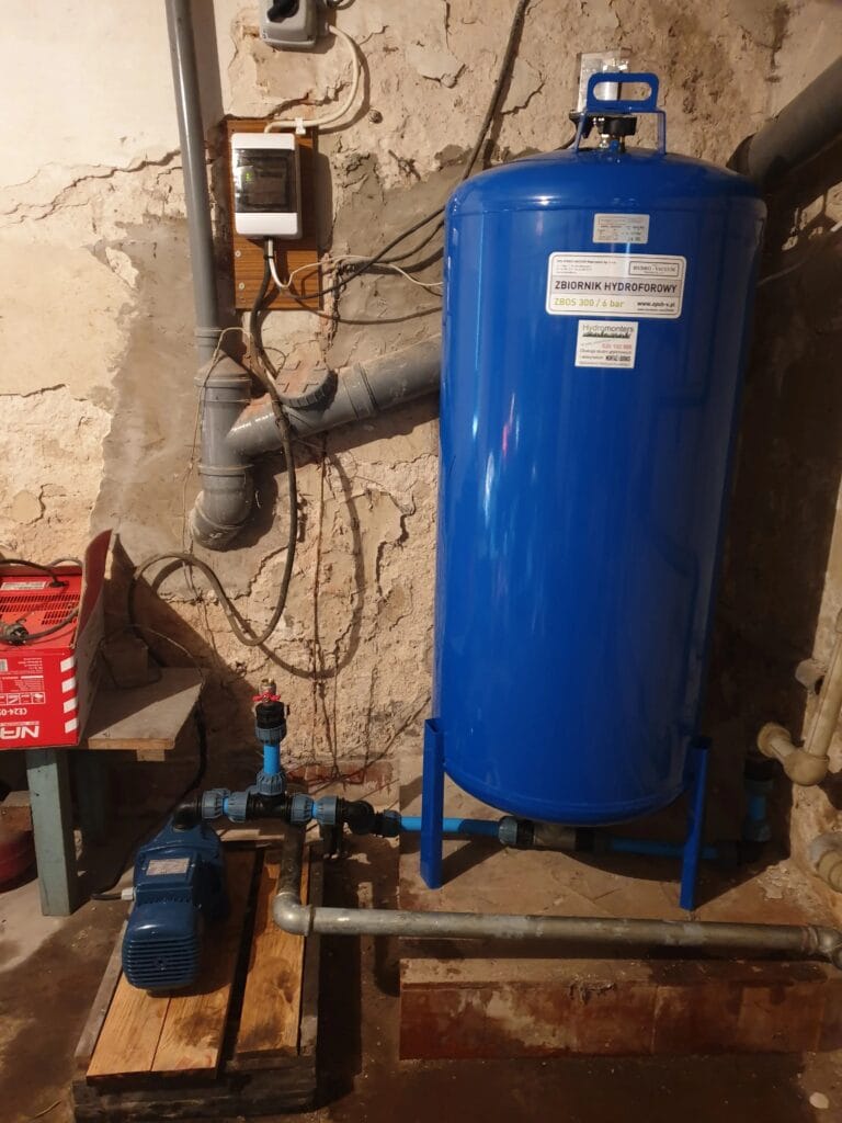 Serwis Hydromonters.pl (Warszawa): pompa hydroforowa Pedrollo (ssąca) i duży zbiornik przeponowy HYDRO-VACUUM (Grudziądz) w starej piwnicy.