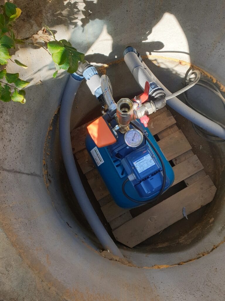 Zestaw hydroforowy Pedrollo JSWm z wyłącznikiem Pedrollo PSG, zainstalowany na palecie w suchej komorze technicznej (kręgi betonowe) w Białołęce.