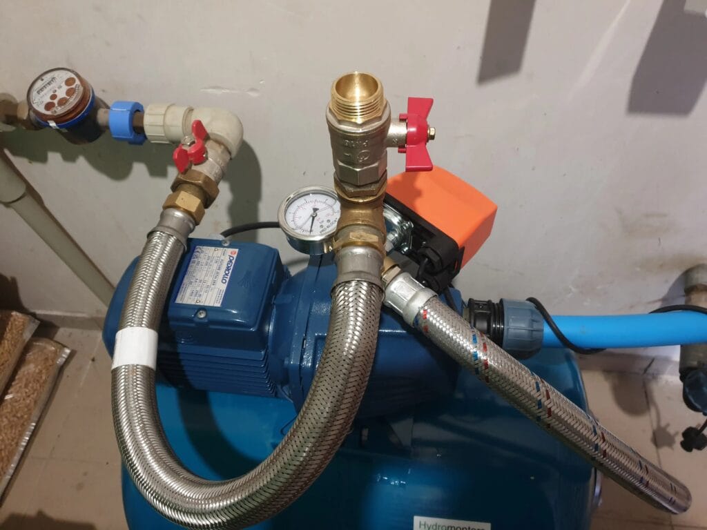 Montaż Hydromonters.pl (Białołęka Dworska): Zestaw Pedrollo (JSWm + PSG) z "smaczkiem technicznym": podwójnym systemem węży antywibracyjnych.