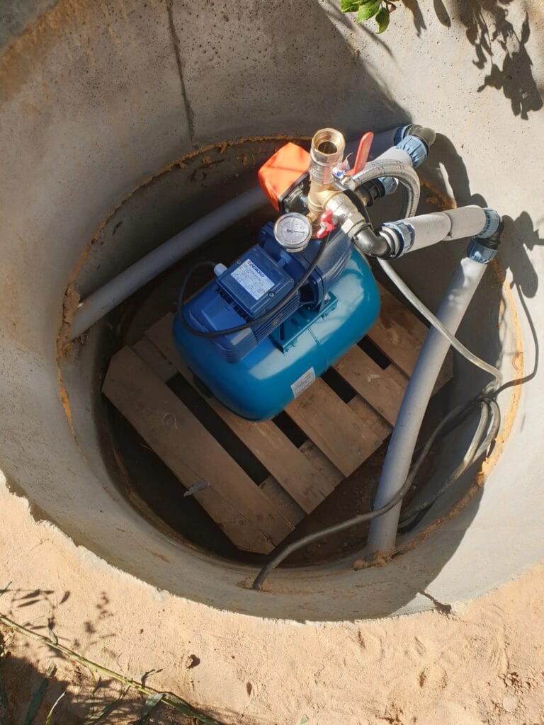 Zestaw hydroforowy Pedrollo JSWm z wyłącznikiem Pedrollo PSG, zainstalowany na palecie w suchej komorze technicznej (kręgi betonowe) w Chotomowie, z rurami w otulinie.