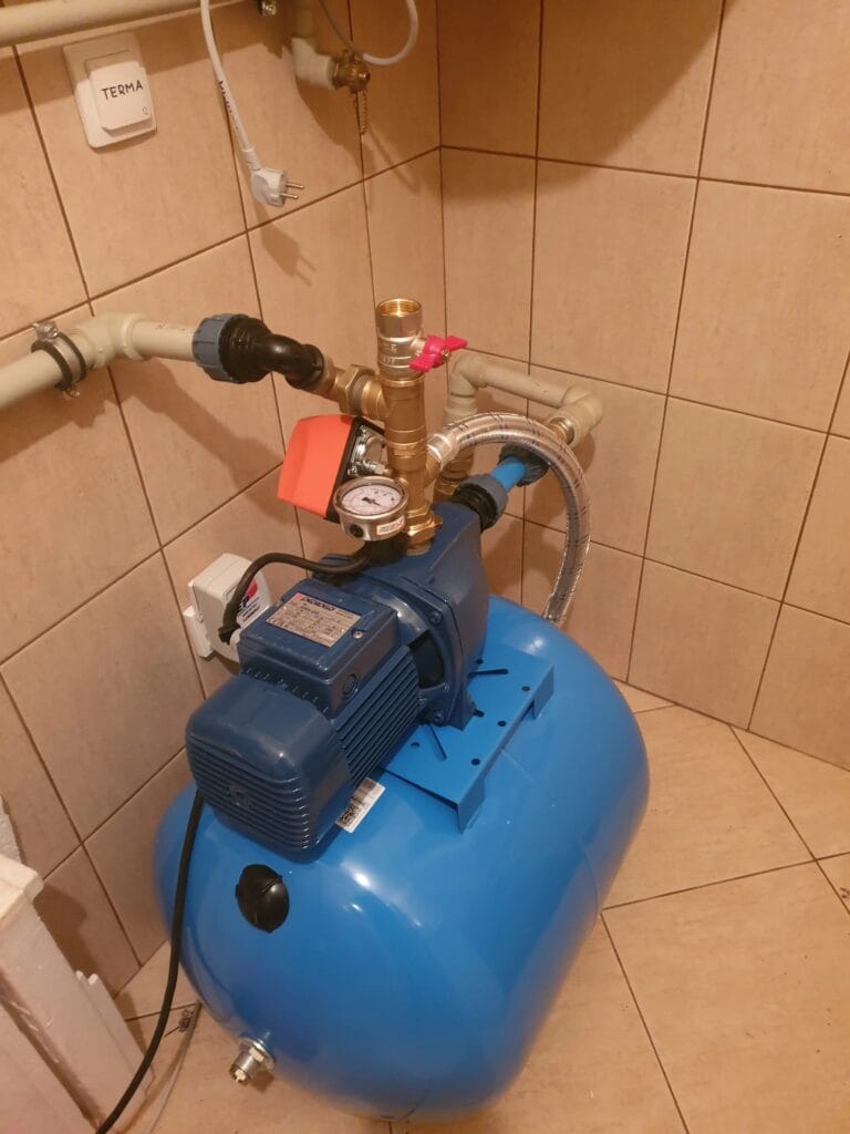 System hybrydowy: pompa Pedrollo JSWm ze sterownikiem PSG oraz dedykowanym zabezpieczeniem elektronicznym (EP) chroniącym silnik.