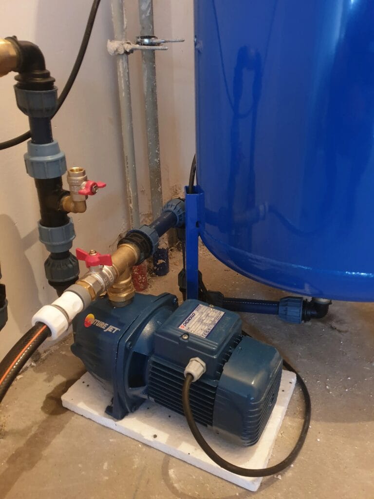 Montaż pompy Pedrollo FUTURE JET (Nieporęt) na bloczku wibroizolacyjnym, połączonej z dużym zbiornikiem przeponowym HYDRO-VACUUM.