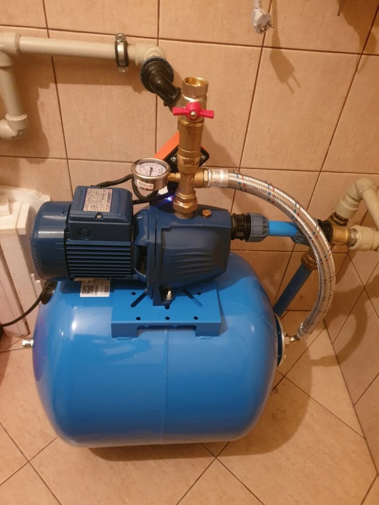 Czyściutki montaż zestawu hydroforowego (pompa i zbiornik) w Rembertowie. Instalacja wykonana na mosiądzu i wężu antywibracyjnym.