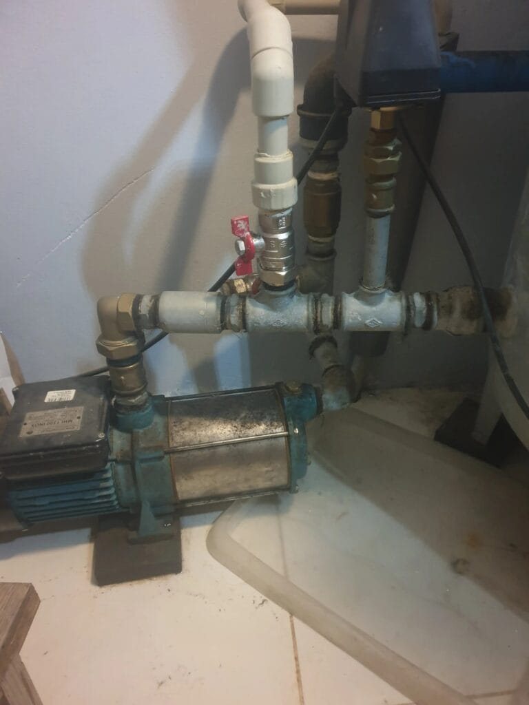 Krytyczny błąd montażowy: rurociąg ssący pompy MHI 1300 poprowadzony z efektem syfonu (pułapka powietrzna), co gwarantuje jej zapowietrzenie i zatarcie.