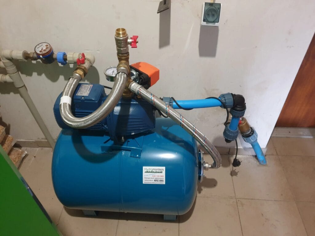 Solidny montaż Hydromonters.pl: Zestaw Pedrollo (JSWm + PSG) z poprawnie wykonanym sztywnym ssaniem (PE) i elastycznym tłoczeniem (wąż antywibracyjny).