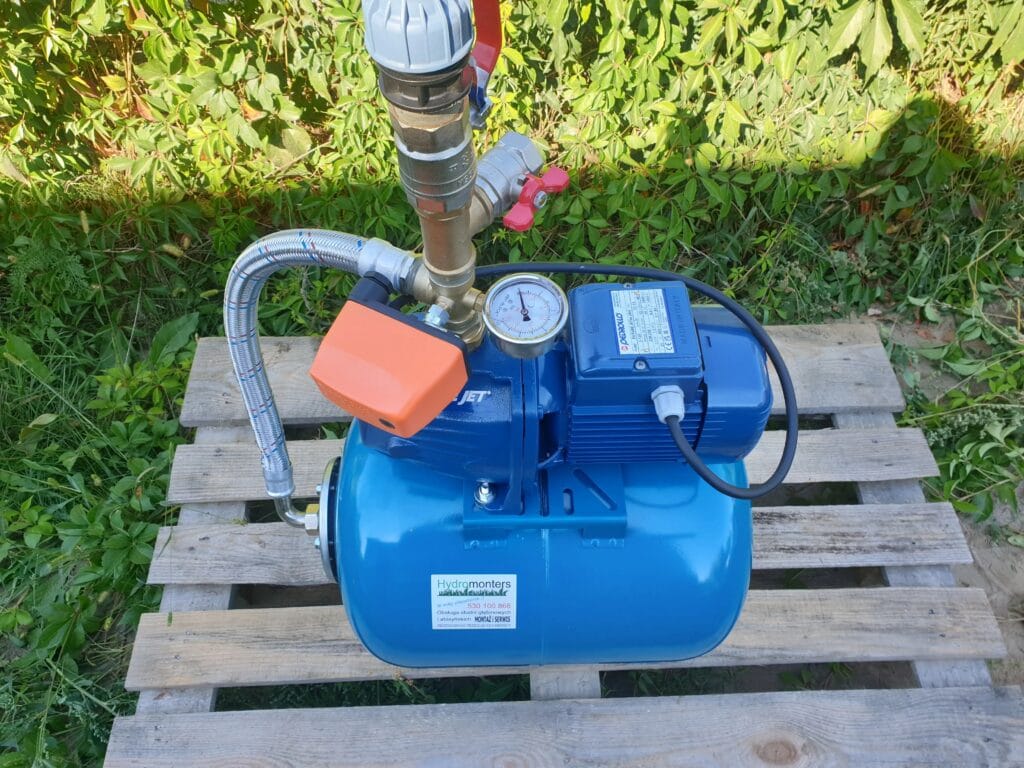 Zestaw hydroforowy premium Hydromonters.pl, gotowy do montażu w Ząbkach. Widoczna pompa Pedrollo FUTURE JET, wyłącznik Pedrollo PSG i osprzęt mosiężny.