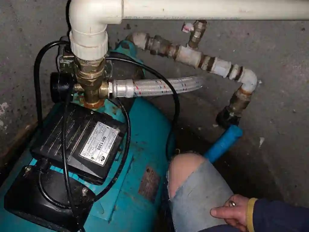 Krytyczny błąd: zestaw hydroforowy (pompa MH 1300 i zbiornik) zainstalowany w zalanej wodą, nieszczelnej komorze rewizyjnej.