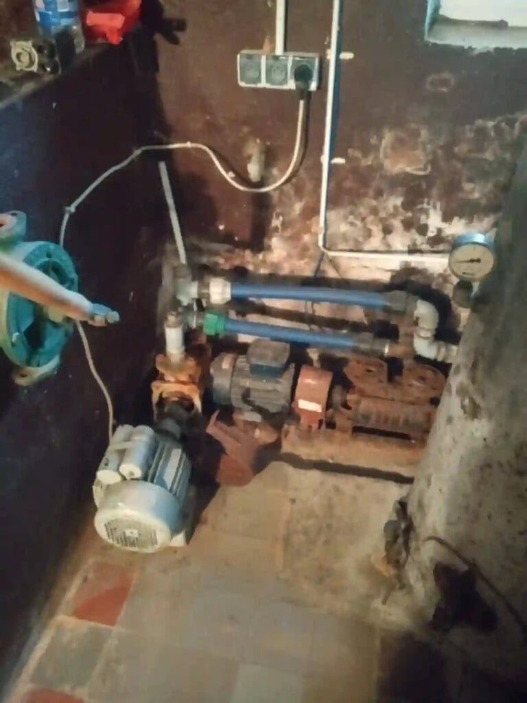 Hydrauliczny chaos: trzy różne pompy (w tym archaiczna SKA Grudziądz) podłączone do jednego systemu ze starym zbiornikiem ocynkowanym i niebezpieczną elektryką.