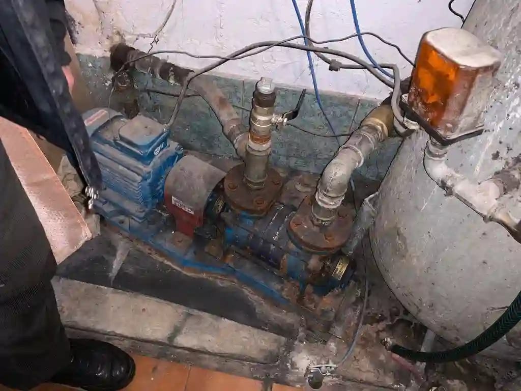 Archaiczny, energochłonny zestaw hydroforowy: głośna pompa Hydro-Vacuum SKA i stary zbiornik ocynkowany wymagający serwisu.