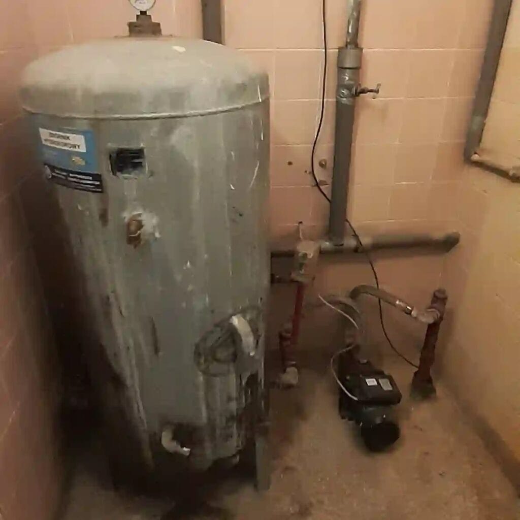 Przestarzały system hydroforowy: stary, skorodowany zbiornik ocynkowany i pompa powierzchniowa. System grozi ciągłym taktowaniem pompy.