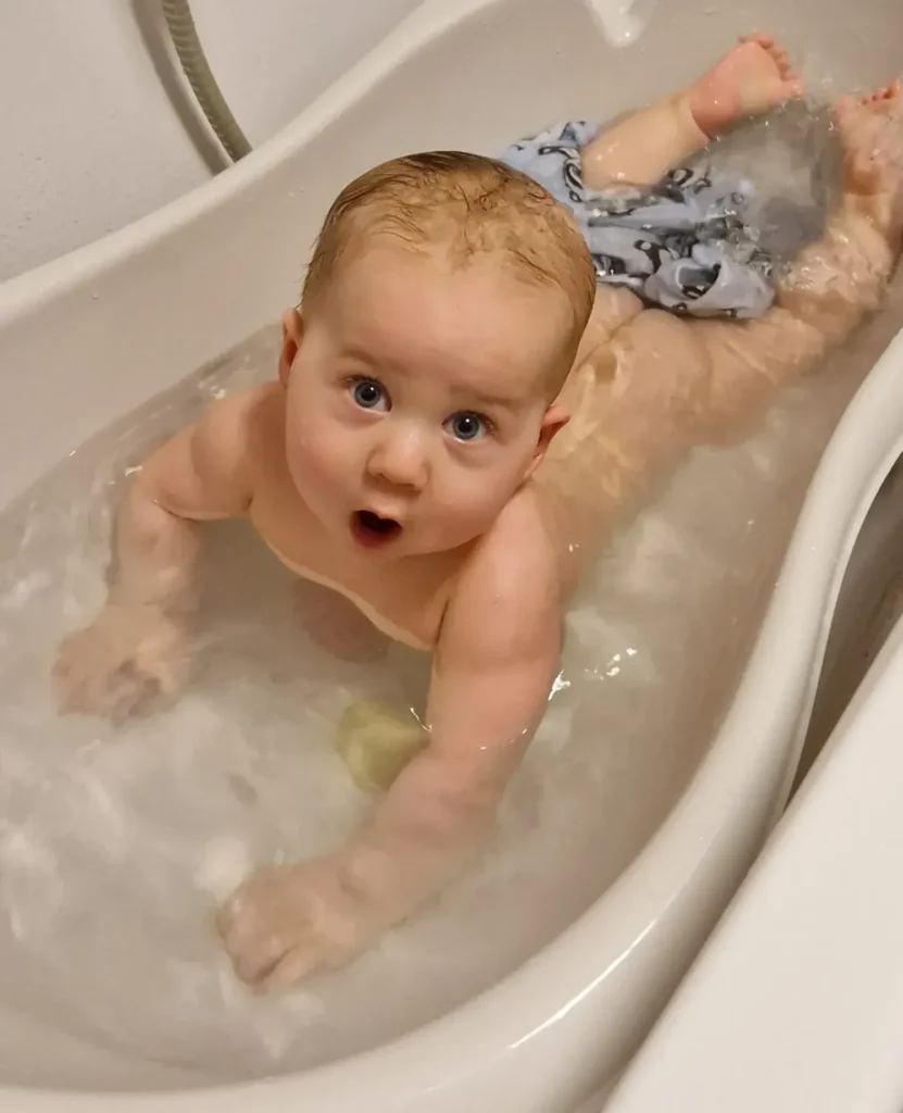 Syn właściciela Hydromonters.pl w kąpieli. To jest ostateczny "test" czystej i bezpiecznej wody z naszych instalacji (pomp Pedrollo, Panelli).