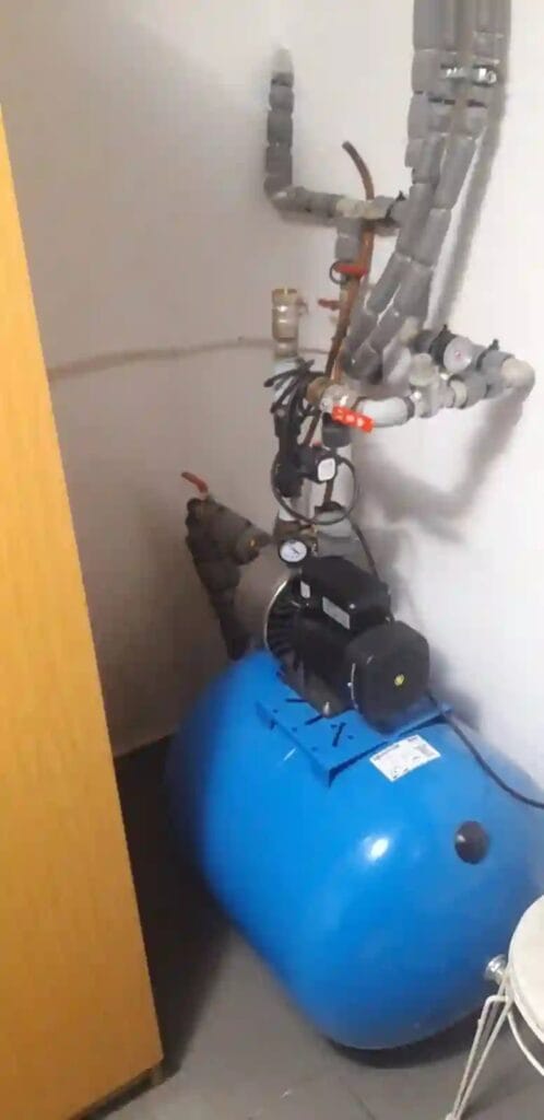 Zestaw hydroforowy (pompa i zbiornik) zainstalowany w suchej kotłowni. Widoczny "smaczek": rury wodne i CO zabezpieczone szarą otuliną (izolacją).