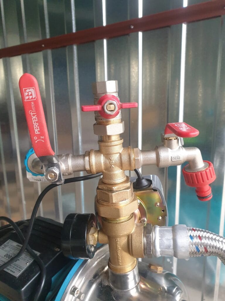 Ręcznie zmontowany, mosiężny kolektor (armatura) na pompie (JY-1000), wyposażony w zawór odcinający Perfekt System i dedykowany port zalewowy (trójnik).