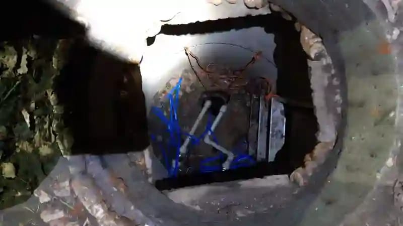 Techniczny absurd: skomplikowany system rur PP i urządzeń (np. filtracji) zainstalowany na dnie głębokiej, niebezpiecznej studni kręgowej.