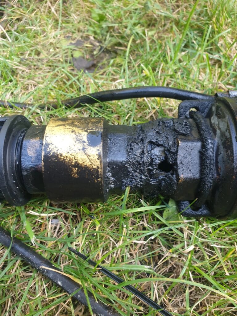 Perforacja korpusu pompy głębinowej na skutek wieloletniej korozji żeliwa (grafityzacji) w agresywnej wodzie.