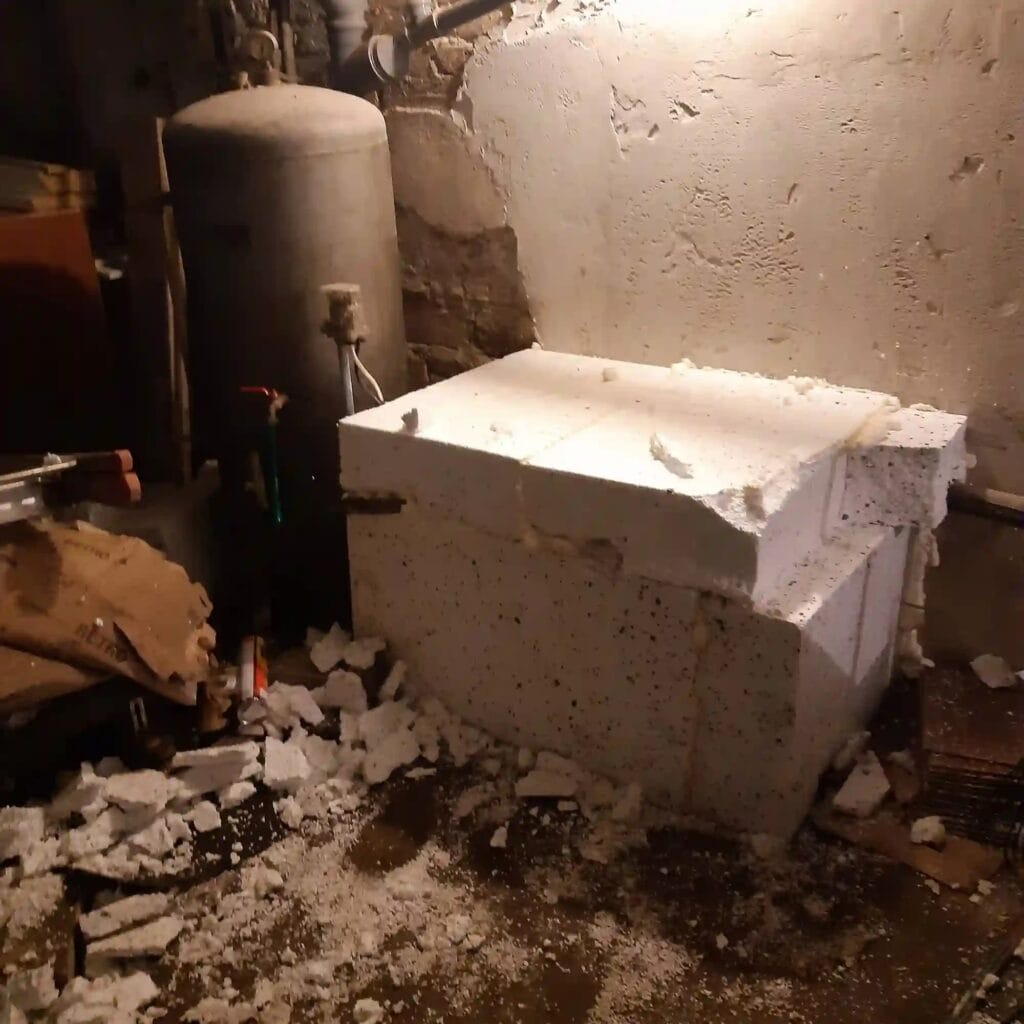 Poważny błąd: prowizoryczne "wygłuszenie" głośnej pompy SKA Hydro-Vacuum styropianem, co prowadzi do przegrzania i spalenia silnika.