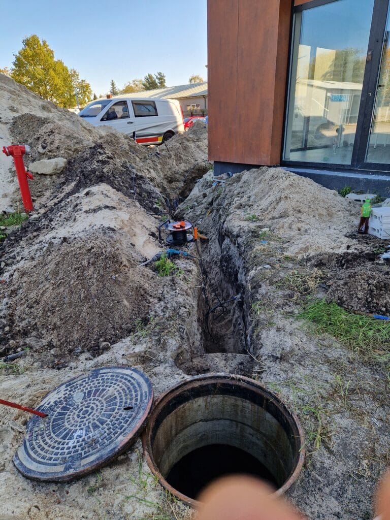 Cieżkie prace ziemne Hydromonters.pl: głęboki wykop pod przyłącze wodne od studni kręgowej do budynku, poniżej strefy przemarzania.