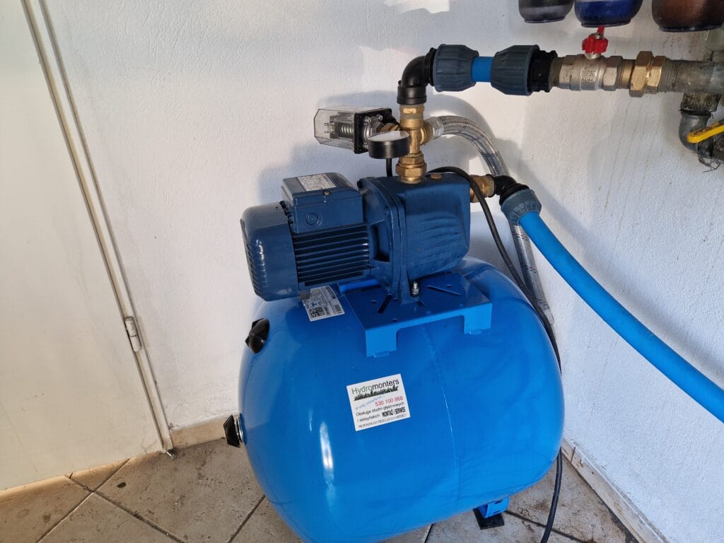Nowy zestaw hydroforowy Pedrollo (pompa i zbiornik) zainstalowany przez Hydromonters.pl. Widoczna sztywna rura ssąca (PE) i elastyczny wąż tłoczny (antywibracyjny).