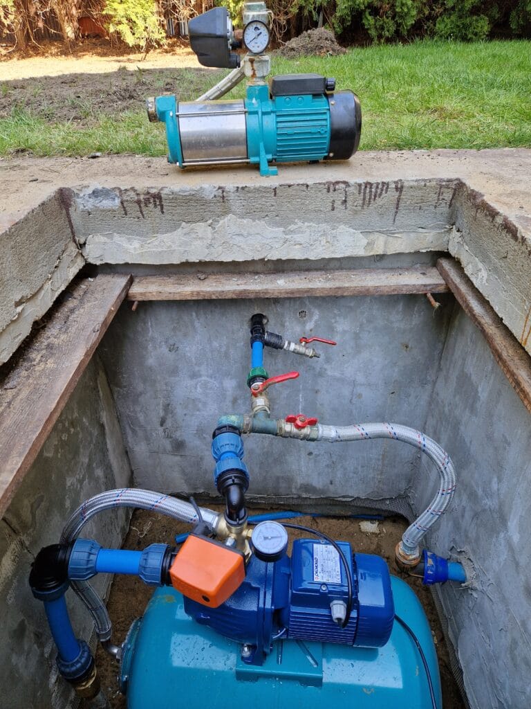 Sympatyczna wymiana hydroforu: stara, zużyta pompa (góra) i nowy, czysty zestaw hydroforowy (dół) w dedykowanej, suchej komorze technicznej.