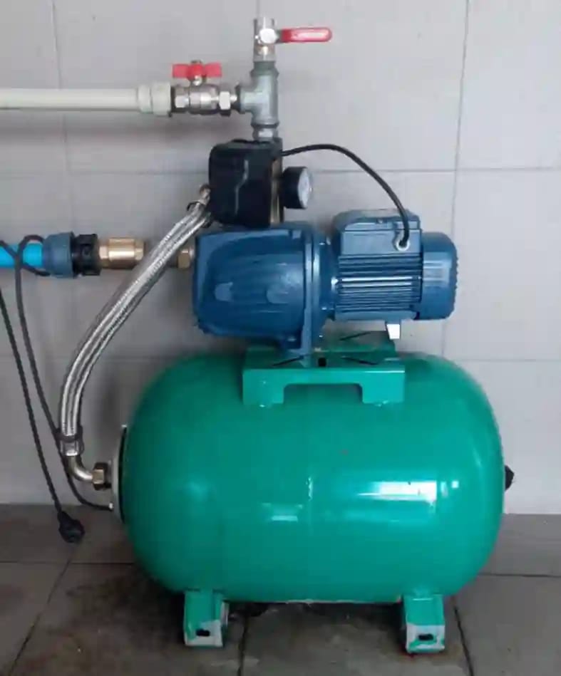 Prawidłowy montaż pompy Pedrollo JSWm 2A (Warszawa) z użyciem specjalistycznego, zbrojonego próżniowo węża na ssaniu.