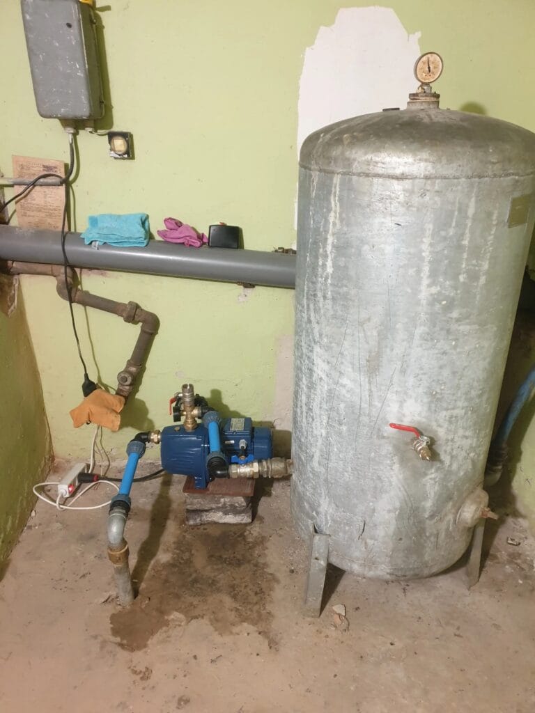 Serwis Hydromonters.pl: nowa pompa Pedrollo JSWm 2A zainstalowana w miejsce Omnigena Multi HWA, podłączona do starego zbiornika ocynkowanego.