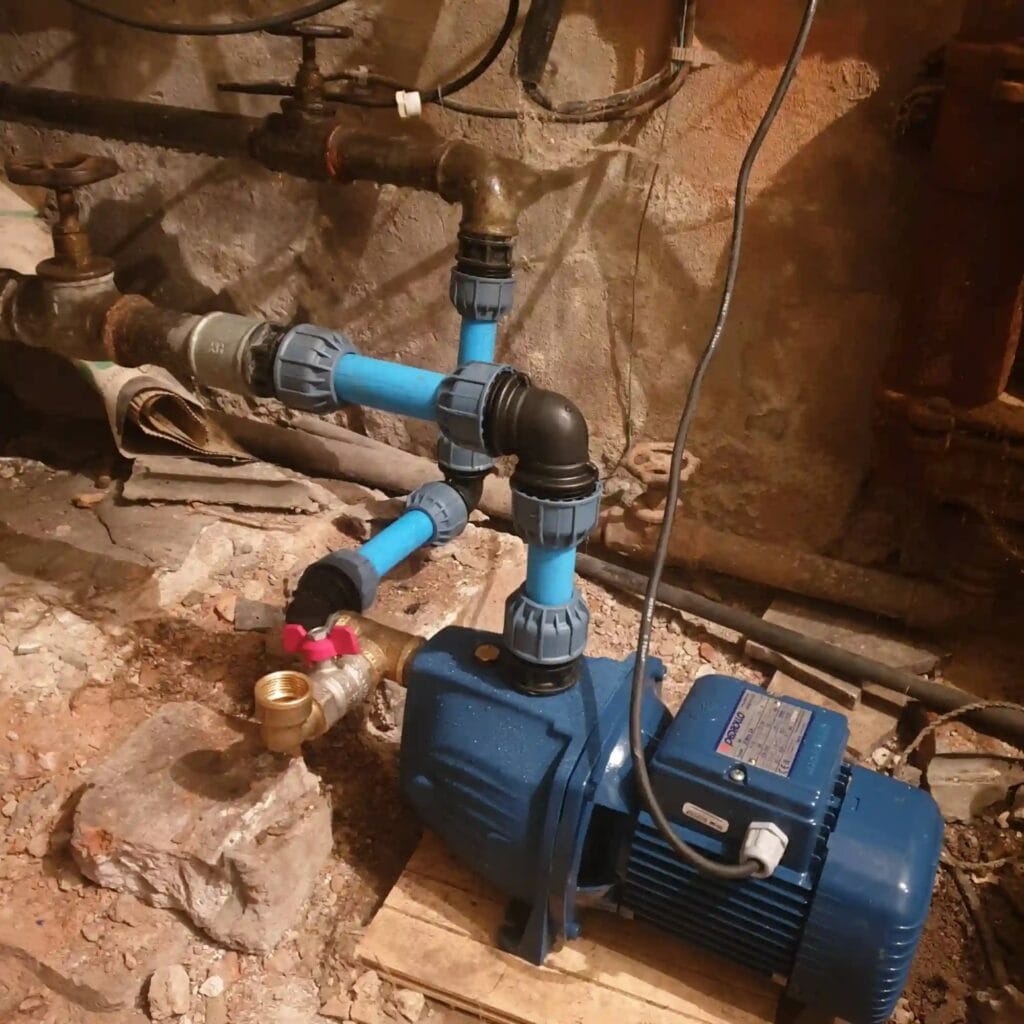 Montaż nowej pompy hydroforowej Pedrollo JSWm 2A w starej kotłowni. Pompa zintegrowana ze starą instalacją "ocynk" za pomocą rur PE.