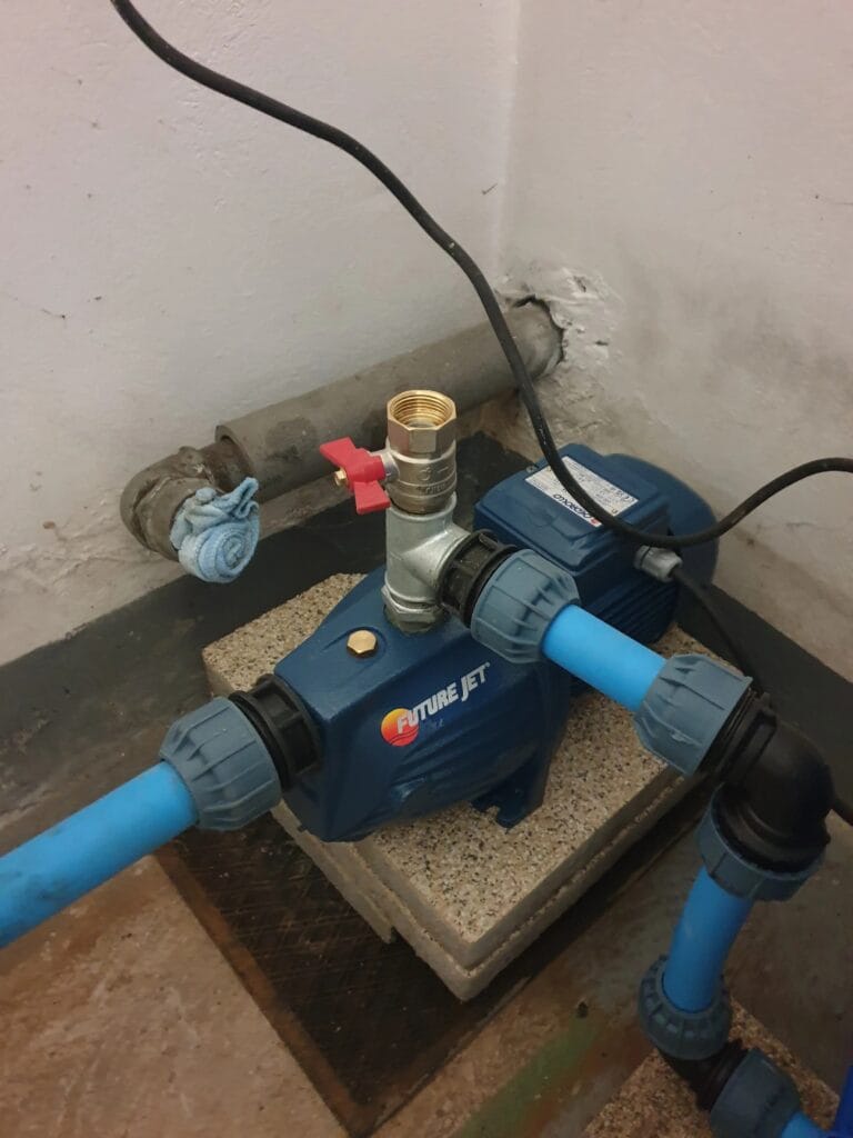 Pompa hydroforowa Pedrollo FUTURE JET zainstalowana na bloczku wibroizolacyjnym, z dedykowanym portem (zaworem) do zalewania.