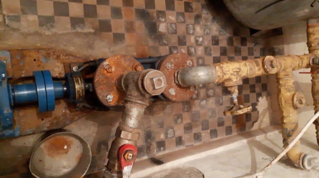 Krytyczna korozja starych rur ocynkowanych w instalacji hydroforowej, grożąca pęknięciem i skażeniem wody.