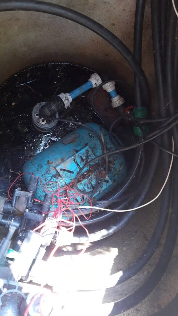 Katastrofalny błąd: cała instalacja wodna, w tym zbiornik przeponowy i elektrozawory nawadniania, całkowicie zalana w nieszczelnej studni.