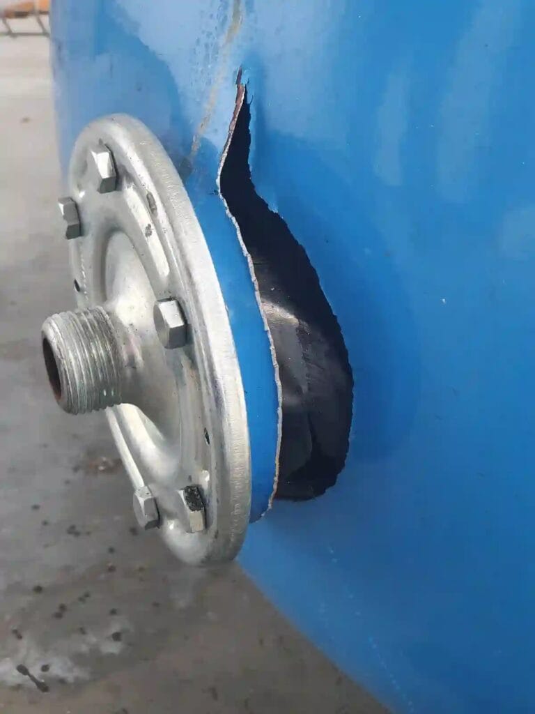 Katastrofalna awaria: rozerwany zbiornik przeponowy. Pęknięcie stalowego korpusu zbiornika hydroforowego na skutek zamarznięcia lub braku zaworu bezpieczeństwa.