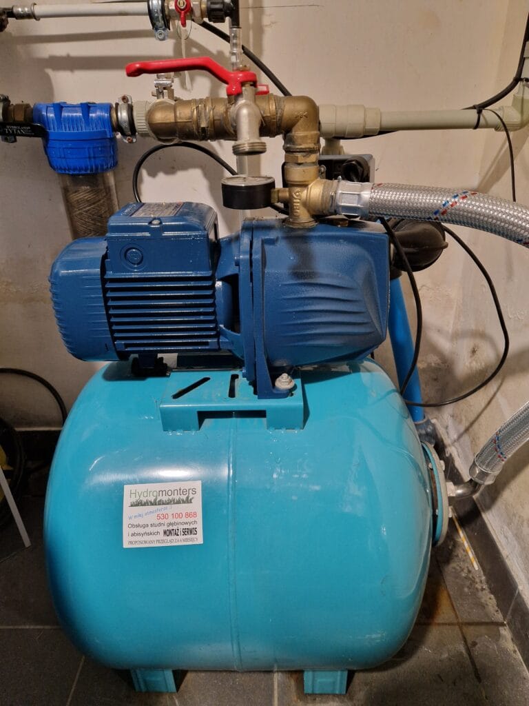 Ciekawy zestaw hydroforowy z filtrem sznurkowym na tłoczeniu i osprzętem wykonanym w całości na mosiądzu.