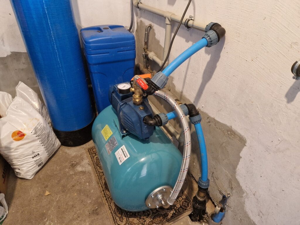 Wzorcowa instalacja hydroforowa: pompa premium Pedrollo JSWm 2AX, zbiornik przeponowy oraz stacja uzdatniania wody (zmiękczacz).