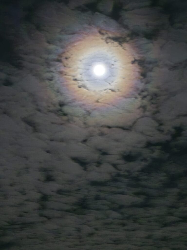 Fotografia Księżyca w pełni, którego siła grawitacyjna wywołuje pływy skorupy ziemskiej wpływające na mikrowahania poziomu wody w studniach głębinowych na Mazowszu.